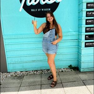 Meet your Posher, Aly